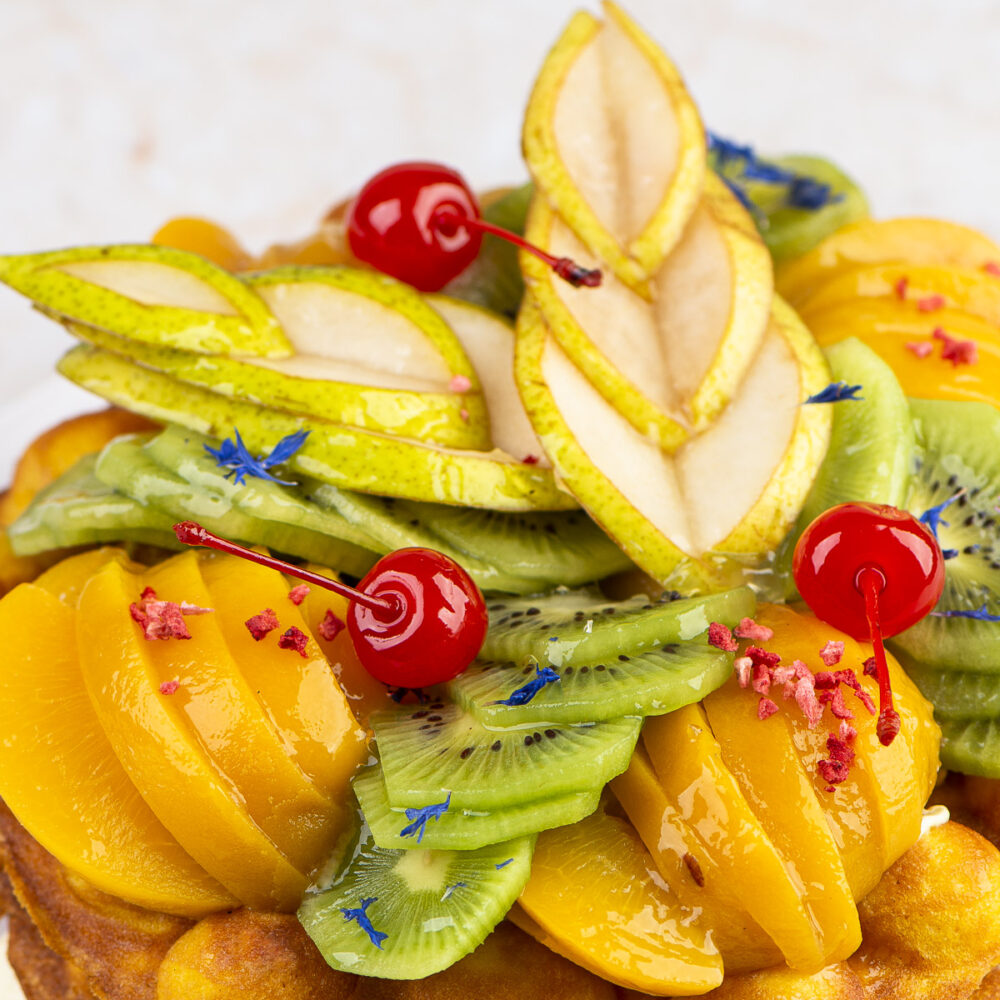 Mango-kardemoni tort pealtvaates puuviljadega